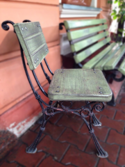 Деревянные стулья с чугунными ножками для кафе,  сада. Б/У